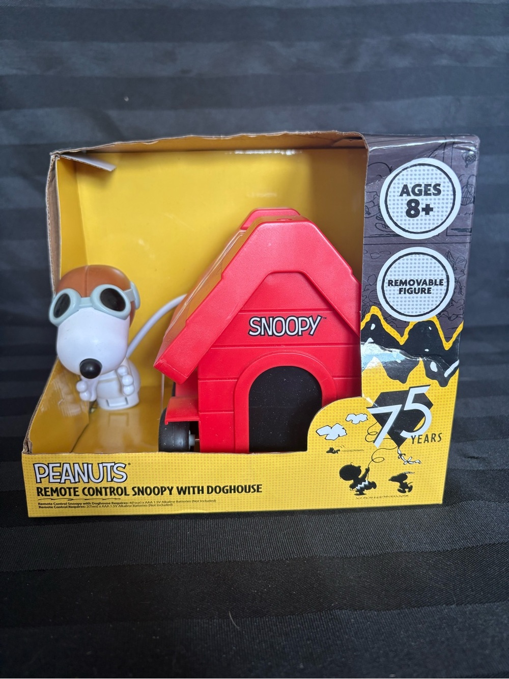 Peanuts 75 Years: Remote Control SNOOPY WITH DOGHOUSE 27 MHz (2025)